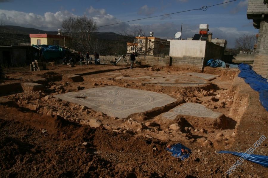 Akevlerde mozaik kazıları 