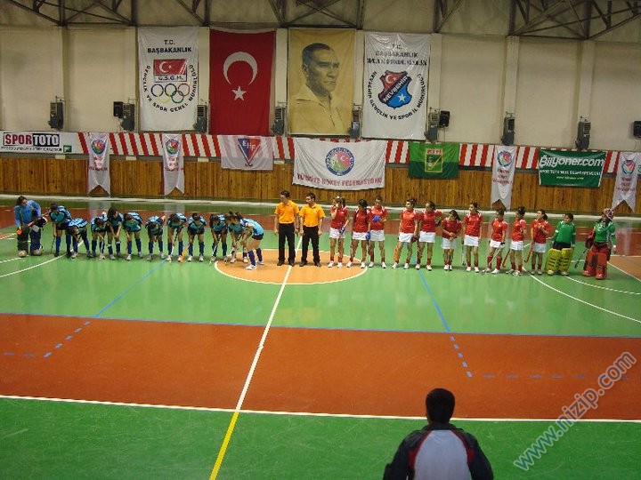 Salon hokeyinde yarı finalistler belli oldu Salon hokeyinde yarı finalistler belli oldu