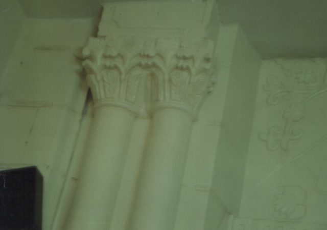 Foto : 97- Çarşı Camii, harime girişi sağlayan kapının köşeliklerndeki ve sütun başlıklarndan  görünüş