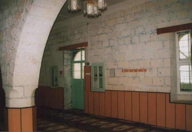 Foto : 15- Uluyatır Kasabası Merkez Camii, harimden çıkış kapısına doğru bakış