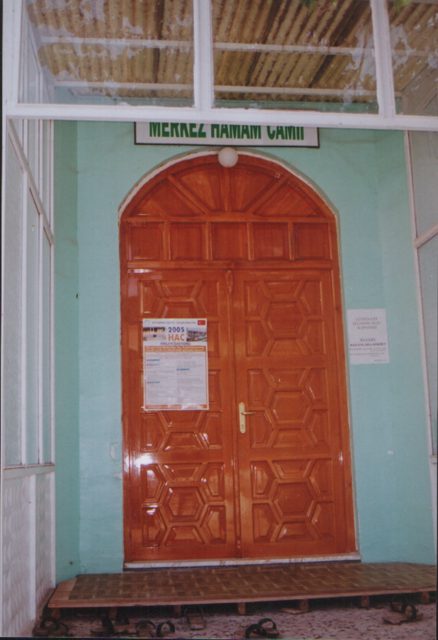 Foto : 39- Hamam Camii, harime girişi sağlayan kapıdan görünüş