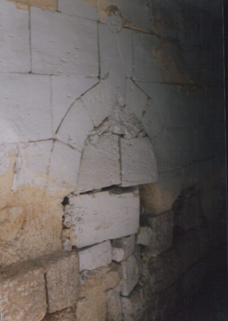 Foto : 236- Zabitler Evi, giriş koridorundaki günümüzde kapatılmış kapıdan görünüş