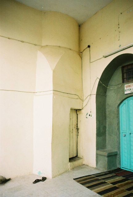 Foto : 20- Salkım Kasabası Adaklı Camii, harime girişi sağlayan kapı ve minare kaidesinden görünüş