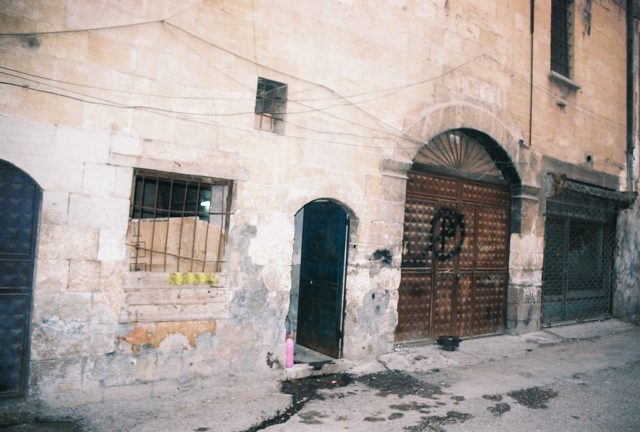 Foto : 219- Hacı Mehmet Sayın Sabunhanesi, doğu cephedeki dükanlardan görünüş