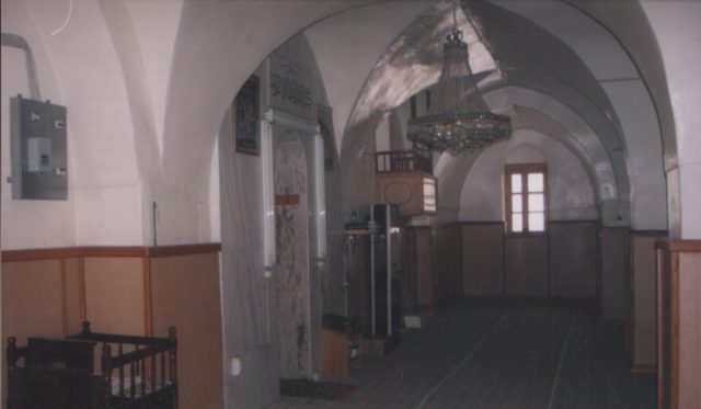 Foto : 58- Tatlıcak Kasabası Merkez Camii, harimde mihrap önünde yer alan  sahından görünüş