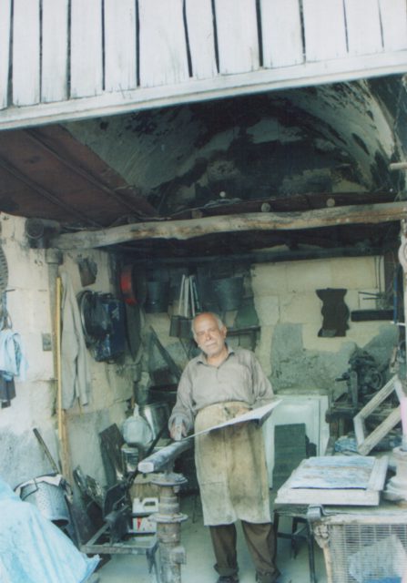 Foto : 235- Zabitler Evi, günümüzde kullanılan dükkanlardan görünüş