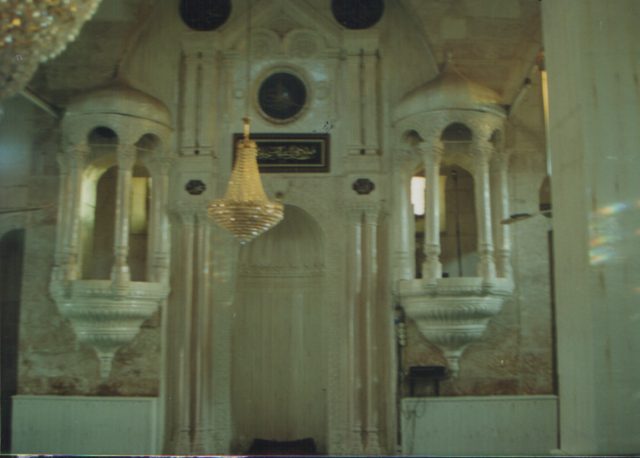 Foto : 100- Çarşı Camii, iç mekanda mihrap önü bölümünün görünüşü