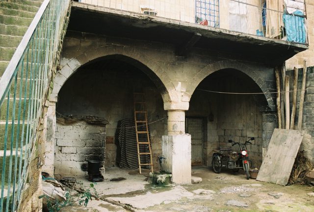 Foto : 240- İbrahim Eser Evi, kuzey cephede ikinci katı taşıyan ayak ve kemerlerden görünüş