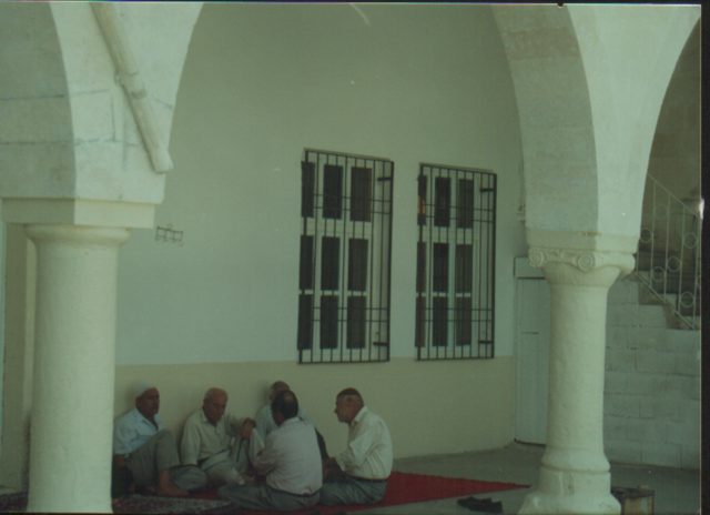 Foto : 62- Saha Camii, kuzeydeki sütun başlıkları ve pencerelerden görünüş