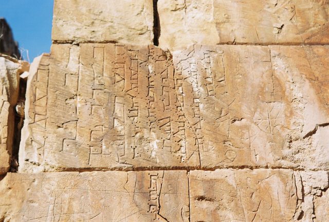 Foto : 159- Ehneş Kilisesi, duvar üzerindeki kitabelerden görünüş