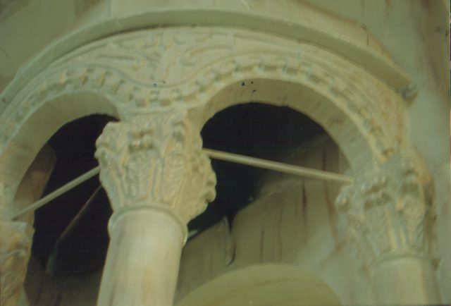 Foto : 104- Çarşı Camii, minberin sütun başlıklarından görünüş
