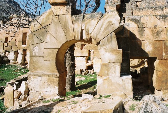 Foto : 153- Ehneş Kilisesi, güneydeki pastaforium hücresine açılan kapıdan görünüş
