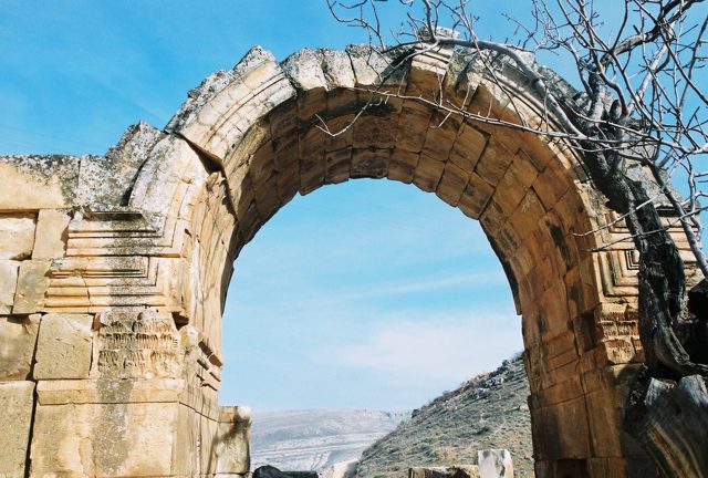 Foto : 147- Ehneş Kilisesi, bema ve apsise açılan kemerli geçişten görünüş