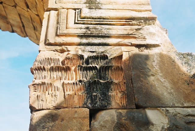 Foto : 155- Ehneş Kilisesi, kemerlerin başlangıç yerlerinde yeralan süslemelerden görünüşü