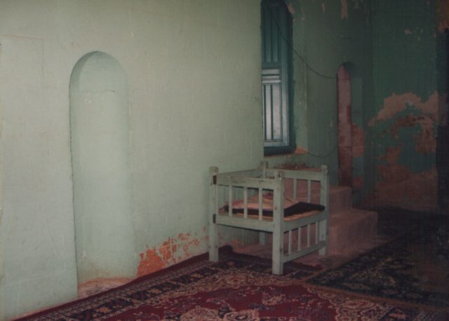 Foto : 132- Çanakçı Köyü Camii,  son cemaat yerinin doğu bölümünden ve mihrabiye nişinden görünüş